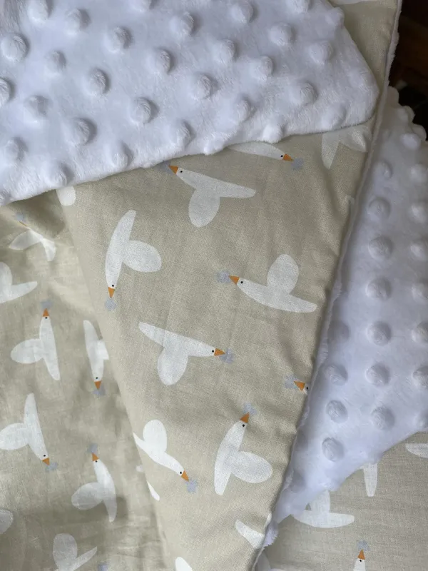 COUVERTURE-MOLLETONNEE-90X75cm-8211-Petites-oies Promotion Saisonnière COUVERTURE MOLLETONNEE 90X75cm – Petites oies