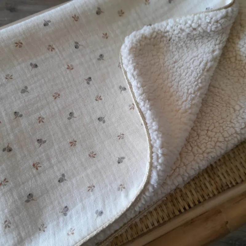 Couverture-bébé-beige-clair-motif-fleurs Couverture bébé beige clair motif fleurs Original