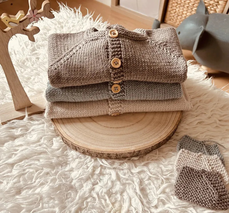 Gilet-bebe-fait-main-en-laine-mérinos-8211-3-coloris-0-24-mois Dernier Modèle Gilet bebe fait main en laine mérinos – 3 coloris 0-24 mois