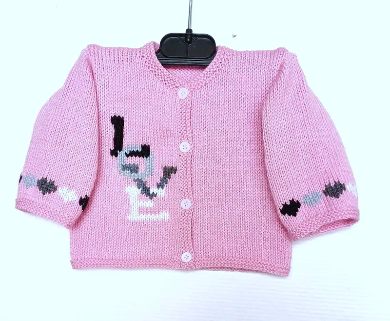 Gilet-bébé-rose-avec-des-cœurs-tricot-main-taille-3-mois Gilet bébé rose, avec des cœurs, tricot main taille 3 mois Paiement Sécurisé