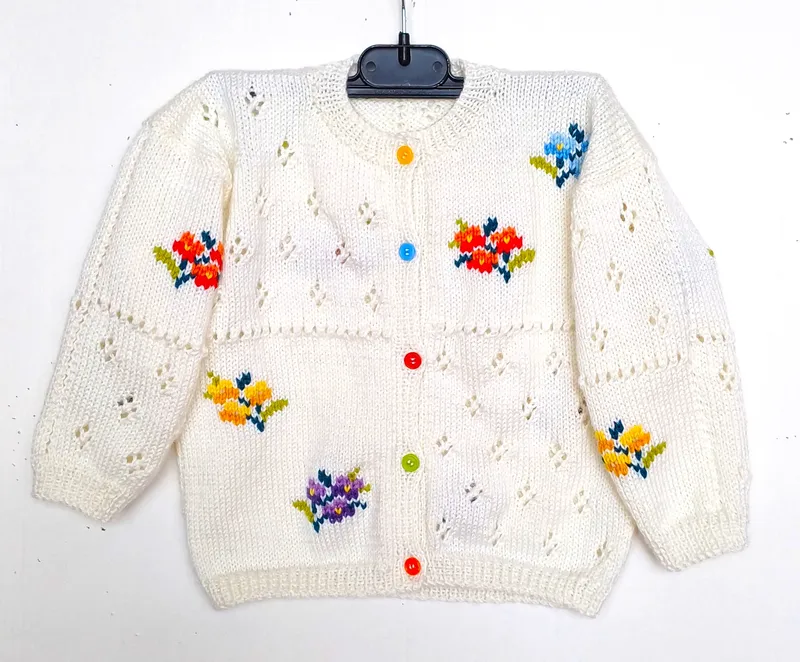 Gilet-tricot-pour-fille-avec-des-fleurs-fait-main-taille-2-ans Gilet tricot pour fille, avec des fleurs, fait main, taille 2 ans Quantité Limitée