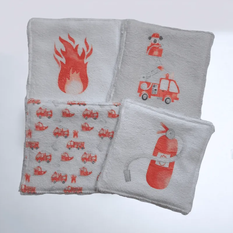 Affaire À Saisir Lot de 4 Lingettes Lavables Réversibles pour Bébé – Fait Main, Motif Pompier