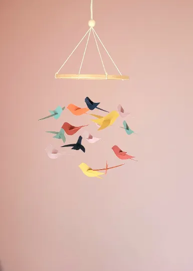 Mobile-bébé-15-Oiseaux-multi-couleurs-en-papier-sur-cercle-en-bois Achat Immédiat Mobile bébé 15 Oiseaux multi couleurs en papier sur cercle en bois