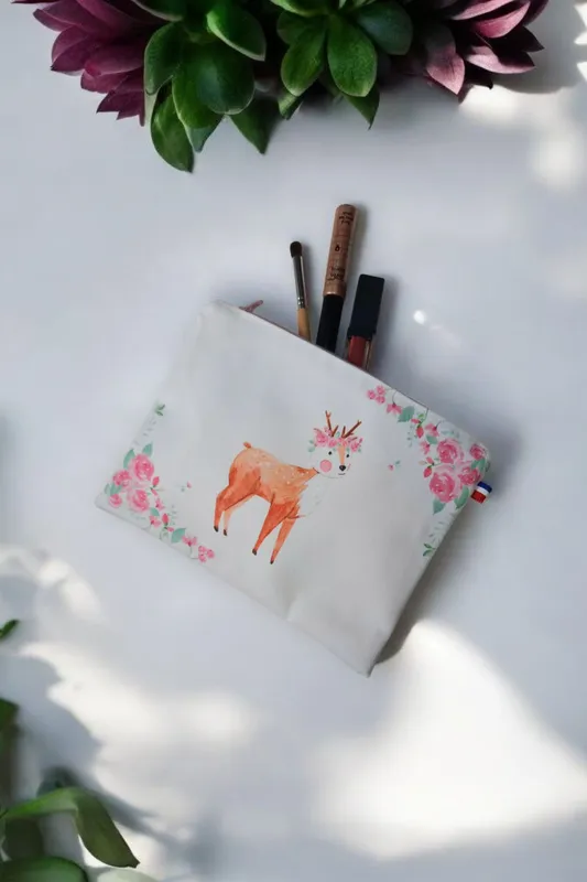 Trousse-Plate-Imperméable-–-Motif-Cerf-Aquarelle-Fabrication-Artisanale Haute Qualité Trousse Plate Imperméable – Motif Cerf Aquarelle, Fabrication Artisanale