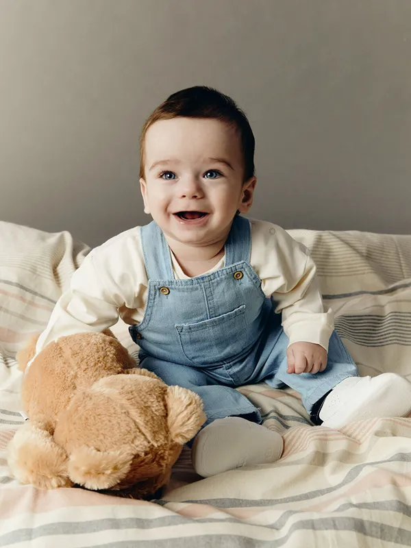 LCW-baby-T-shirt-224-col-rond-pour-b233b233s-gar231ons-et-salopette-en-jean-2-pi232ces Produit De Marque LCW baby T-shirt à col rond pour bébés garçons et salopette en jean 2 pièces