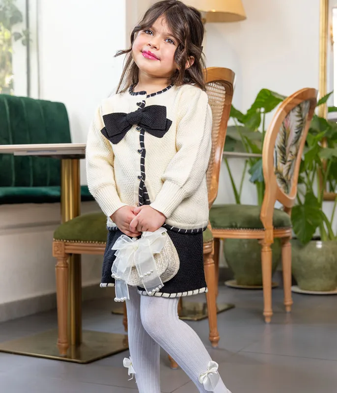 Ensemble-de-jupe-noire-et-cardigan-blanc-à-noeud-sur-le-coté-12274 Ensemble de jupe noire et cardigan blanc à noeud sur le coté Expédié Aujourd’hui
