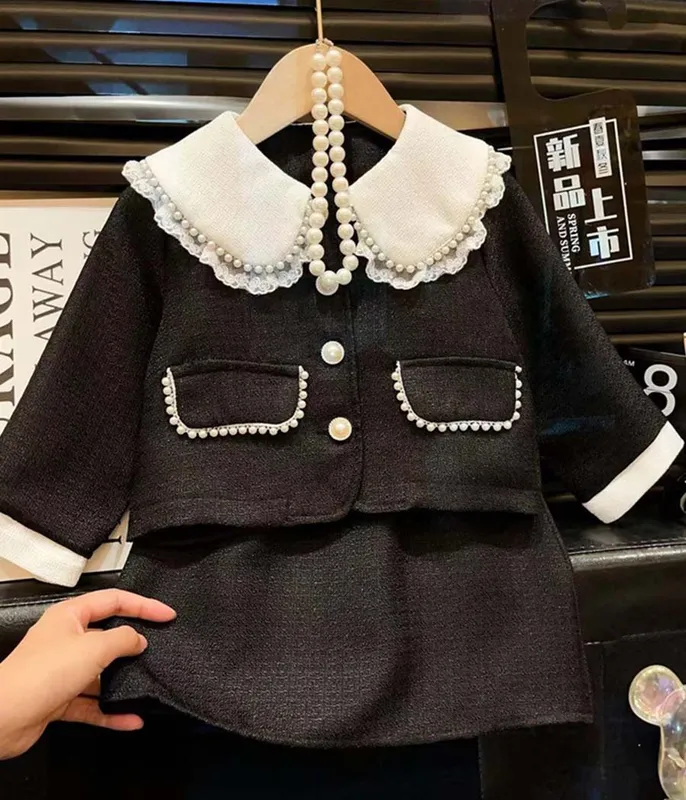Ensemble-de-jupe-noire-et-veste-classique-à-col-claudine-blanc-12287 Ensemble de jupe noire et veste classique à col claudine blanc Achat Immédiat