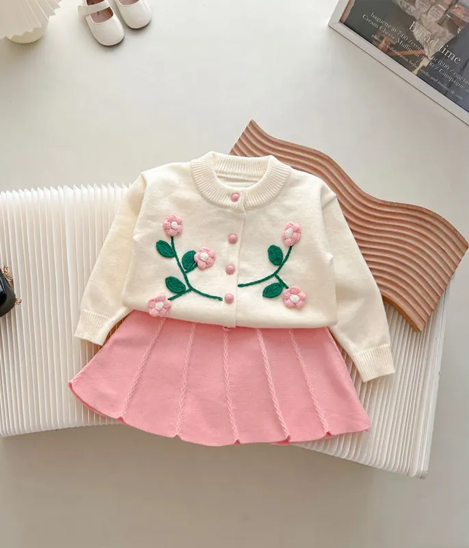 Ensemble-de-jupe-plissée-rose-et-cardigan-fleuri-blanc-12339 Prix Bas Ensemble de jupe plissée rose et cardigan fleuri blanc