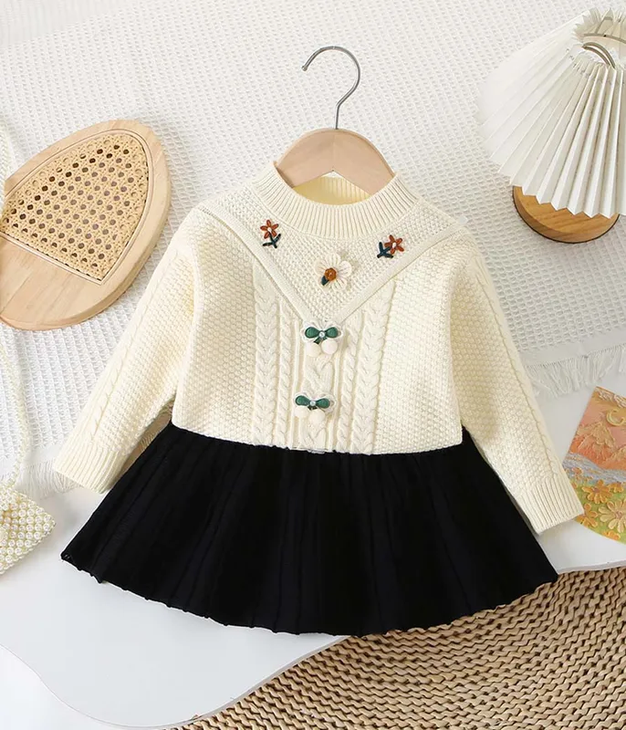 Pull-beige-en-laine-à-fine-broderie-et-jupe-noire-12249 Acheter En Ligne Pull beige en laine à fine broderie et jupe noire