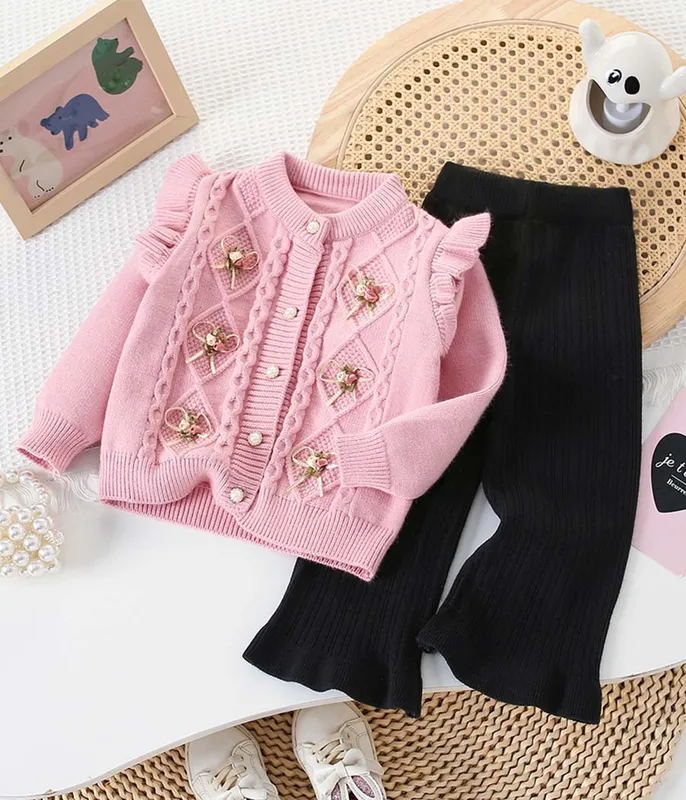 Pull-rose-à-torsades-raffinées-et-pantalon-noir-patte-drsquoeph-12260 Marque Pull rose à torsades raffinées et pantalon noir patte d’eph