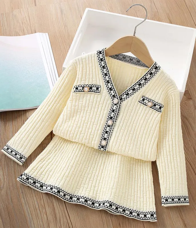 Set-de-jupe-et-cardigan-blanc-cassé-avec-des-traits-noirs-12210 Usine Directe Set de jupe et cardigan blanc cassé avec des traits noirs