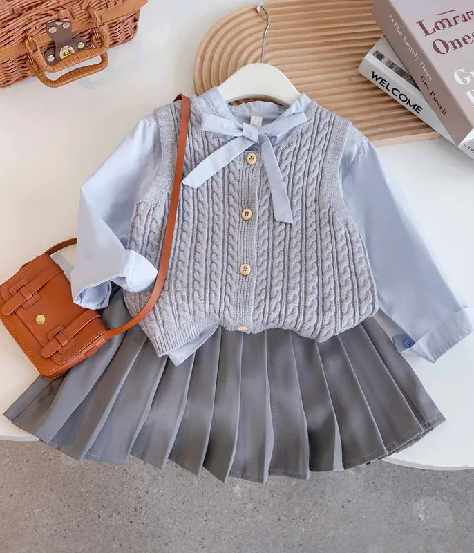 Set-de-jupe-plissée-chemise-clair-et-gilet-en-laine-gris-sans-manches-12434 Set de jupe plissée chemise clair et gilet en laine gris sans manches Offre Limitée