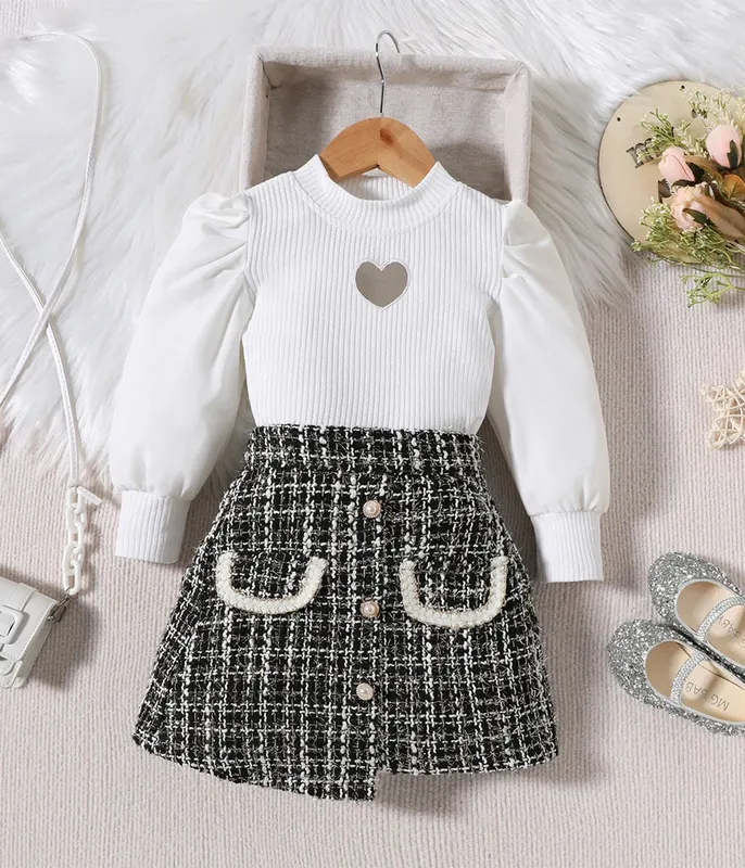 Un-ensemble-de-pull-blanc-avec-jupe-noir-à-carreaux-pour-fille-12310 Un ensemble de pull blanc avec jupe noir à carreaux pour fille Commander Vite