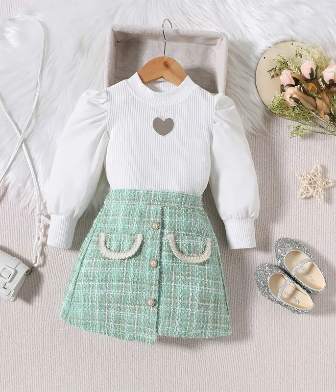 Un-ensemble-de-pull-blanc-jupe-verte-à-carraux-pour-fille-12308 Premium Un ensemble de pull blanc ,jupe verte à carraux pour fille